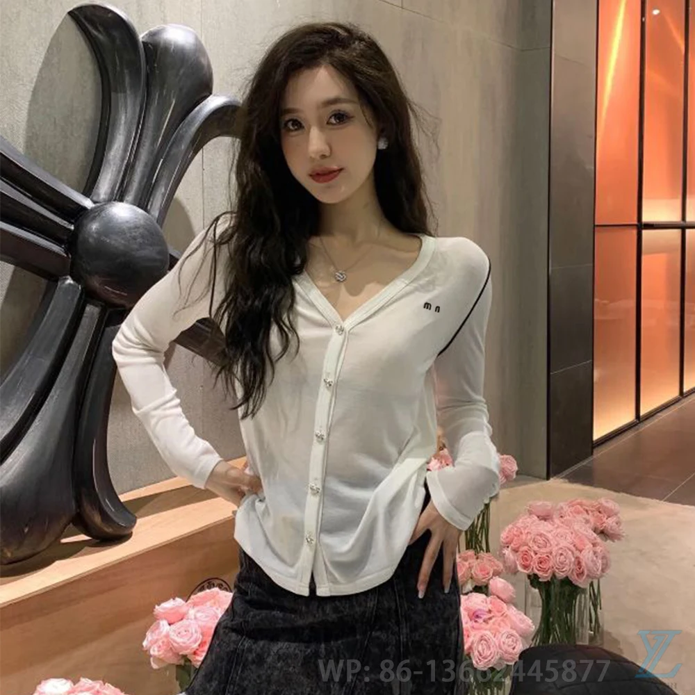 2023 Summer New Letter Love Button Decoration Long Sleeve V-Neck Cardigan Women's Slim Fit Air Conditioned Shirt
2023 Summer New Letter Love Button Decoration Long Sleeve V-Neck Cardigan Women's Slim Fit Air Conditioned Shirt
