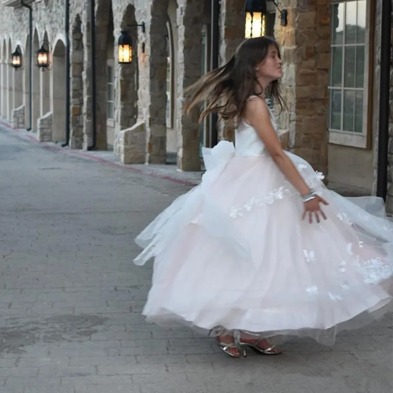 Flower Girl Dress with Lace Butterflies Crystals Keyhole Back Wedding Custom Princess Dress Girls First Holy Communion Dresses
Flower Girl Dress with Lace Butterflies Crystals Keyhole Back Wedding Custom Princess Dress Girls First Holy Communion Dresses
