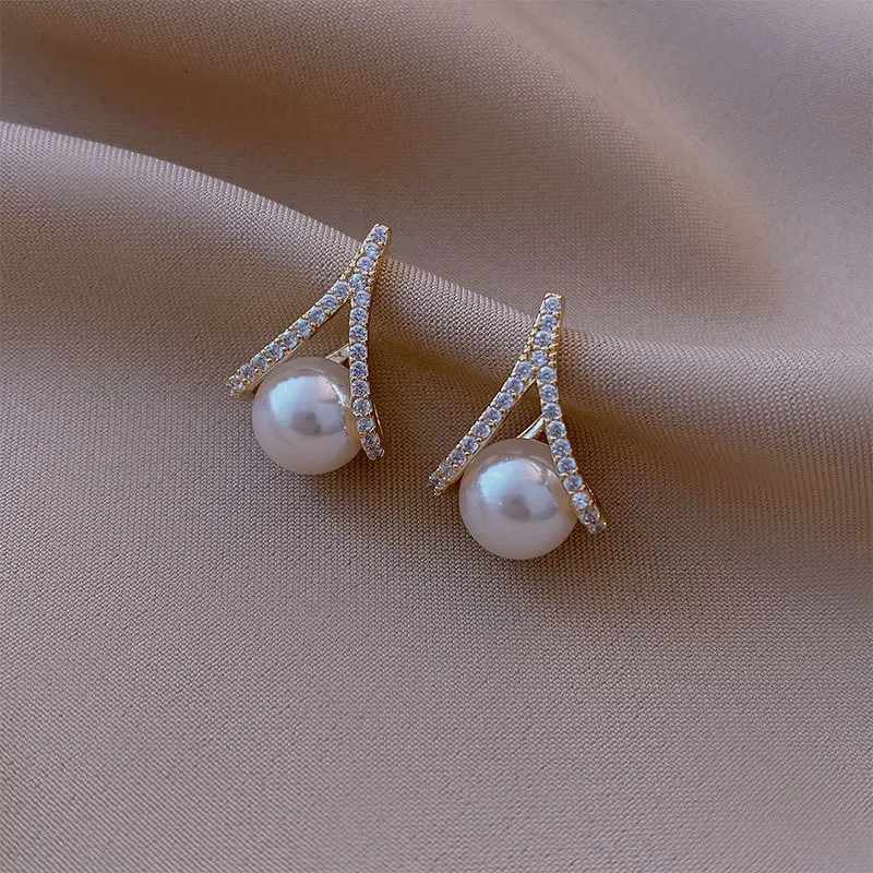 Korean New Design Triangle Shape Zircon Pearl Stud Earrings for Women Simple Fashion Statement Earrings Wedding Jewelry
Korean New Design Triangle Shape Zircon Pearl Stud Earrings for Women Simple Fashion Statement Earrings Wedding Jewelry