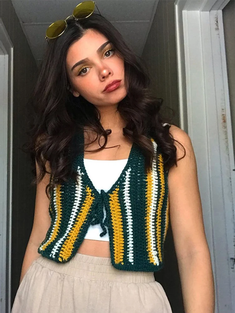 Майка женская трикотажная составного кроя с глубоким V-образным вырезом 
Майка женская трикотажная составного кроя с глубоким V-образным вырезом