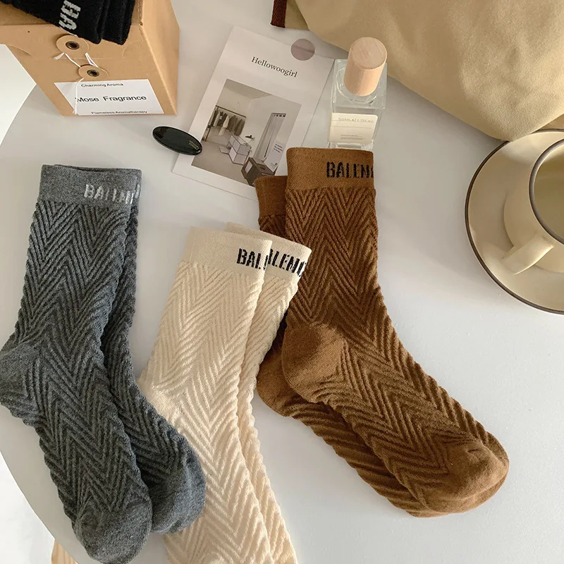 Vintage Coffee Colored Women's Socks with Three-dimensional Wave Pattern Letters for Comfortable Mid Length Socks
Vintage Coffee Colored Women's Socks with Three-dimensional Wave Pattern Letters for Comfortable Mid Length Socks