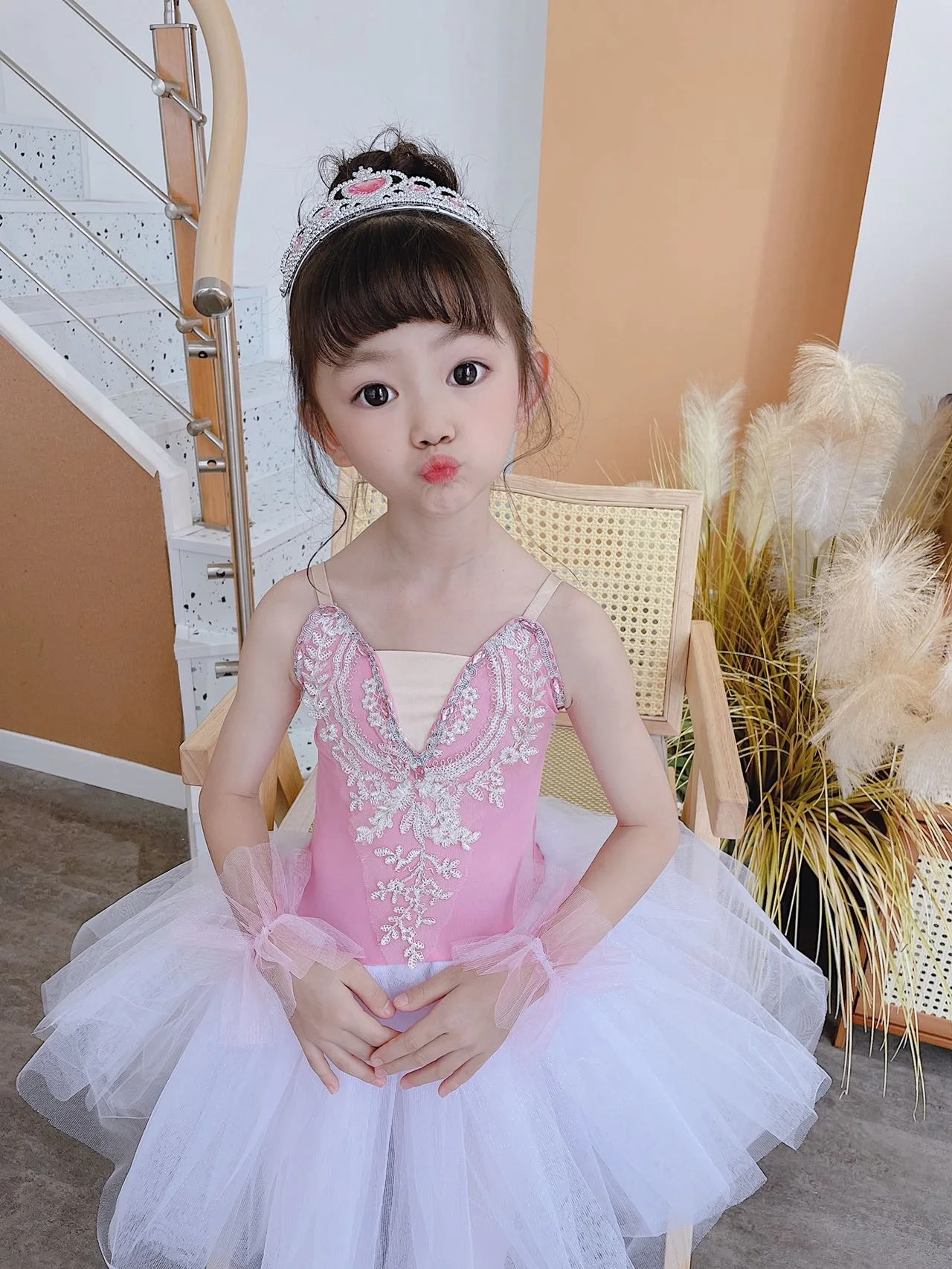 Children's tutu costumes little swan dance tu fluffy gauze skirt suspenders girls performance clothing new
Children's tutu costumes little swan dance tu fluffy gauze skirt suspenders girls performance clothing new