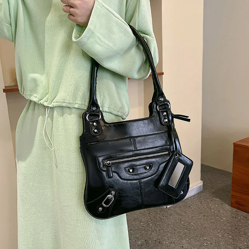 Top Brand Handle Bag Rivet Fashion Shoulder Bag For Women Personality Trend Motorcycle Bag Luxury Designer High Capacity Handbag
Top Brand Handle Bag Rivet Fashion Shoulder Bag For Women Personality Trend Motorcycle Bag Luxury Designer High Capacity Handbag
