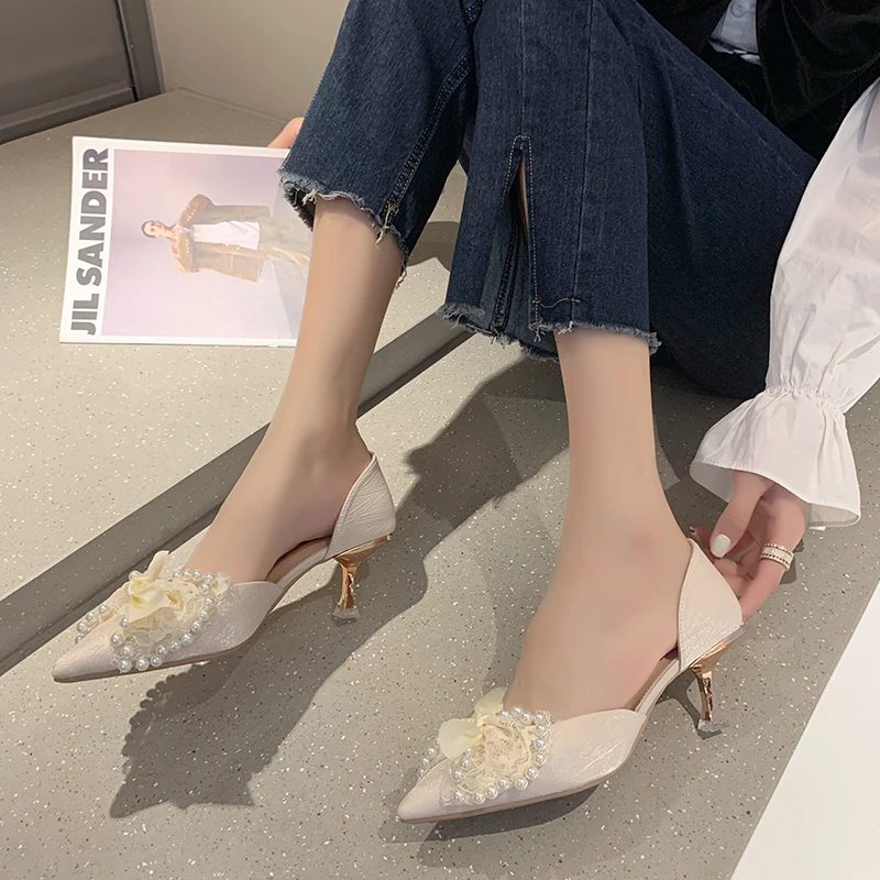 2022 г. Новые свадебные туфли с жемчужным бантом летние элегантные женские туфли на среднем каблуке с острым носком без шнуровки роскошный ди...
2022 г. Новые свадебные туфли с жемчужным бантом летние элегантные женские туфли на среднем каблуке с острым носком без шнуровки роскошный ди...