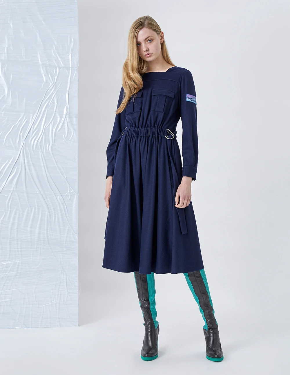 MARKFAST Women Knitted Long Dresses Autumn Winter Embroidered Logo Badge Square Collar Belted Ladies Chic Dress High Quality
MARKFAST Women Knitted Long Dresses Autumn Winter Embroidered Logo Badge Square Collar Belted Ladies Chic Dress High Quality