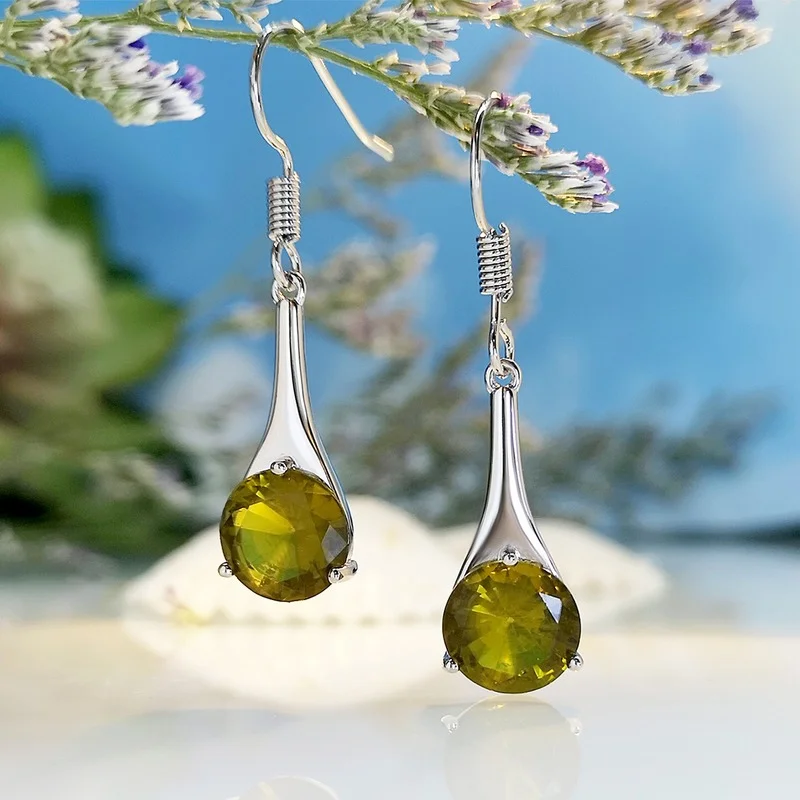 Fresh, fashionable, simple, olive green Topaz Earrings, minimalist water drop shaped copper set Zircon Earrings 
Fresh, fashionable, simple, olive green Topaz Earrings, minimalist water drop shaped copper set Zircon Earrings