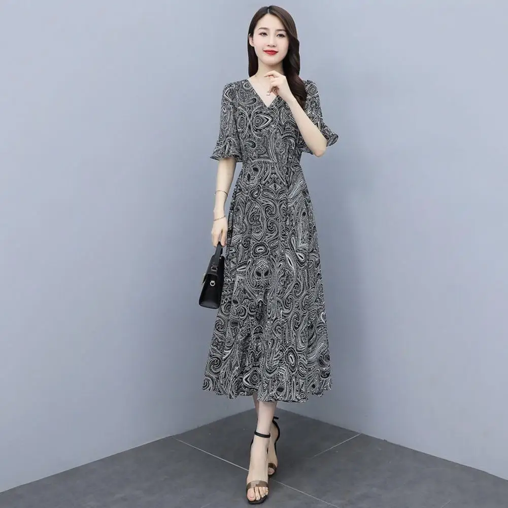 Женское платье свободного кроя с коротким рукавом и V-образным вырезом
Женское платье свободного кроя с коротким рукавом и V-образным вырезом