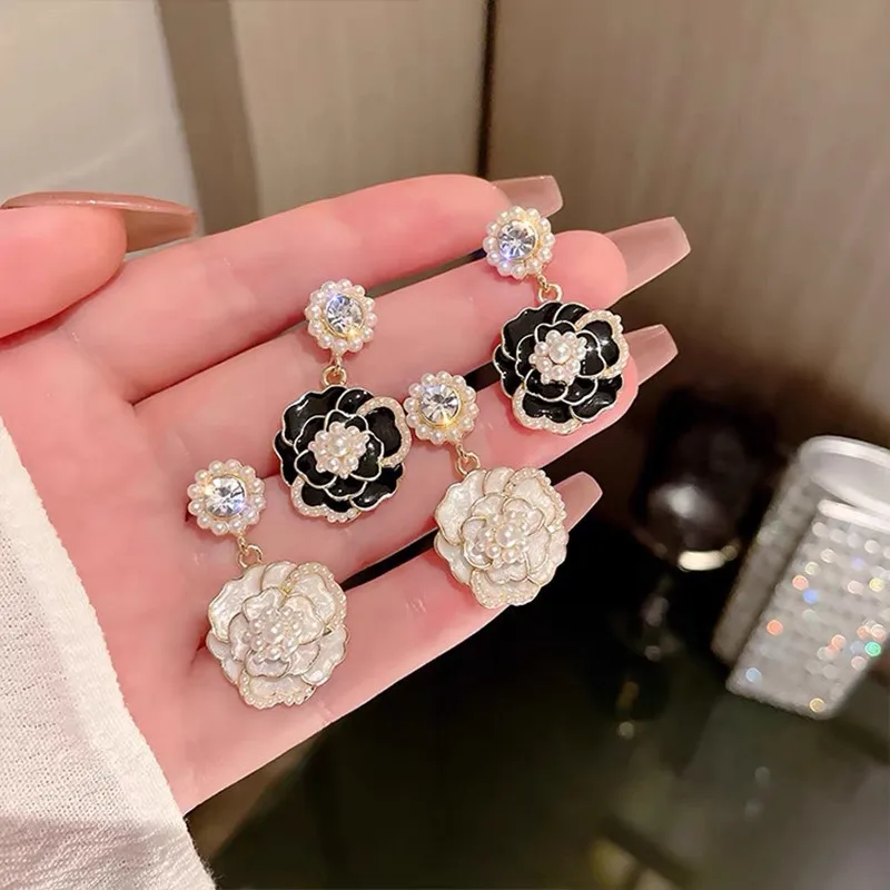2022 Summer New Fashion Trend French Retro Unique Design Romantic Camellia Exquisite Pearl Earrings Women's Jewelry Party Gifts 
2022 Summer New Fashion Trend French Retro Unique Design Romantic Camellia Exquisite Pearl Earrings Women's Jewelry Party Gifts