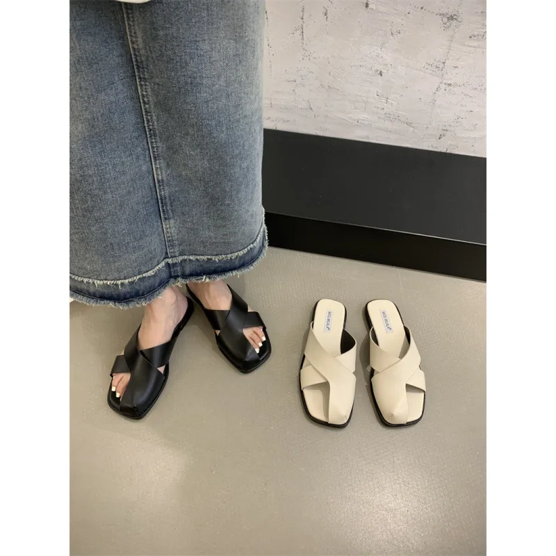 Туфли женские на низком каблуке, из экокожи, на резиновой подошве 
Туфли женские на низком каблуке, из экокожи, на резиновой подошве