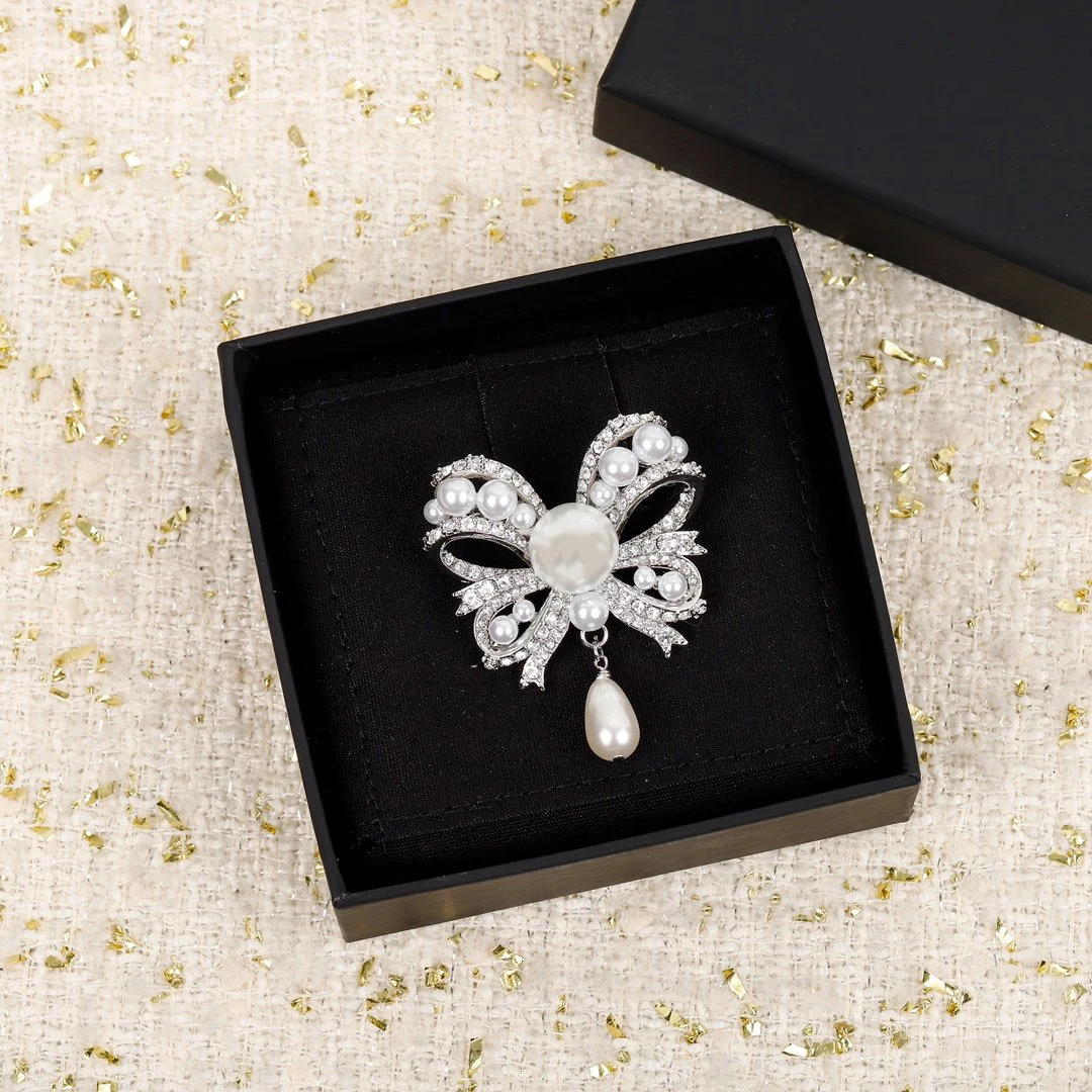 NEW IN2022 Fashion Water Drop Bow Pearl Brooch Top Quality Luxury Cute Lovely Beautiful Versatile Banquet
NEW IN2022 Fashion Water Drop Bow Pearl Brooch Top Quality Luxury Cute Lovely Beautiful Versatile Banquet
