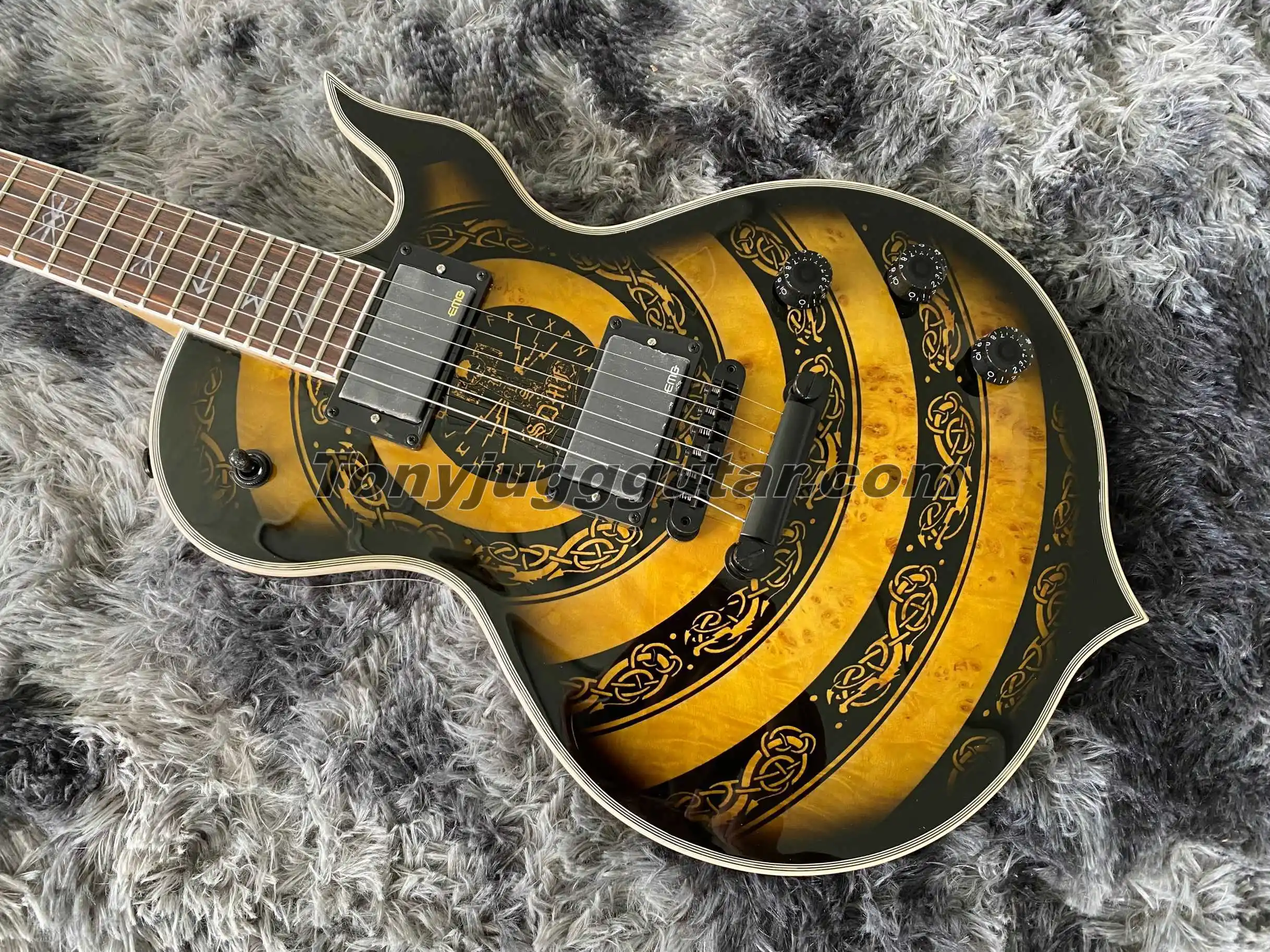 Wylde аудио Odin Grail Viking Totem электрическая гитара Bullseye оранжевого и черного цвета, большая блочная инкрустация, черная фурнитура, копия EMG Pickups
Wylde аудио Odin Grail Viking Totem электрическая гитара Bullseye оранжевого и черного цвета, большая блочная инкрустация, черная фурнитура, копия EMG Pickups