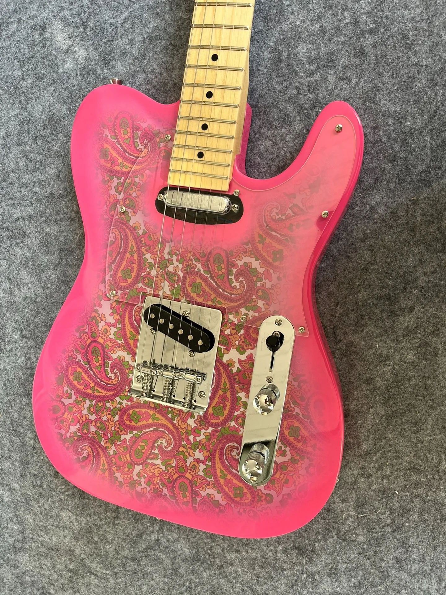 High Quality custom body 6 string Mahogany Amoeba Pattern Telecast-er Electric Guitar 22 Fret Special Price Package Super Value
High Quality custom body 6 string Mahogany Amoeba Pattern Telecast-er Electric Guitar 22 Fret Special Price Package Super Value