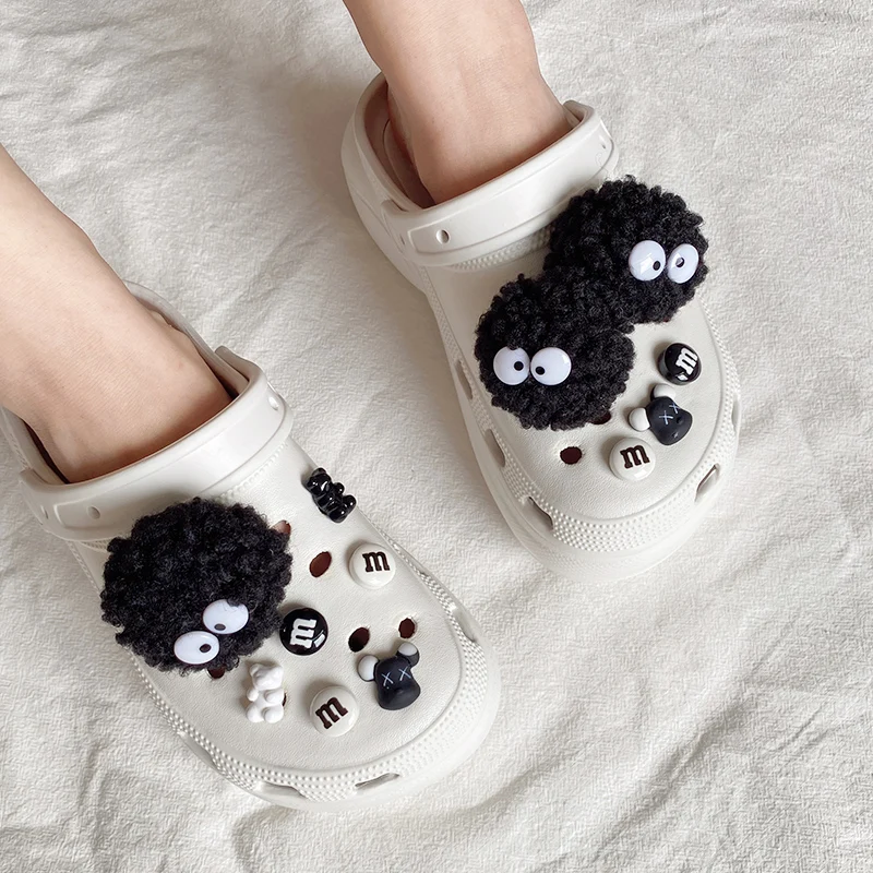 2023 Hot Selling Black Plush Ball Shoes Charms for Croc Furry Ball Cute Croc Charms Designer Lovely Croc Accessories All-match 
2023 Hot Selling Black Plush Ball Shoes Charms for Croc Furry Ball Cute Croc Charms Designer Lovely Croc Accessories All-match
