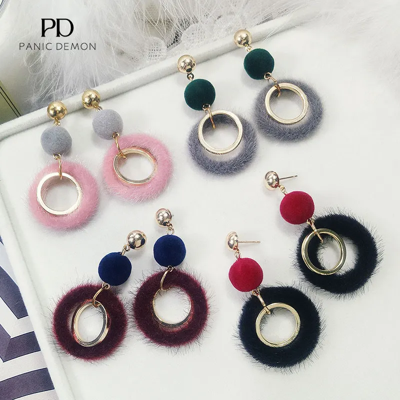2021 New Fashion Joker Hair Ball Pendant Earrings Female Personality Long Plush Circle Earrings Temperament Hipster Jewelry
2021 New Fashion Joker Hair Ball Pendant Earrings Female Personality Long Plush Circle Earrings Temperament Hipster Jewelry