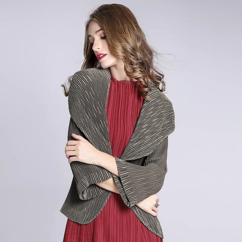 Thickened quality large lapel pleated women's short coat spring and autumn Miyake commuter pleated one button cardigan top
Thickened quality large lapel pleated women's short coat spring and autumn Miyake commuter pleated one button cardigan top