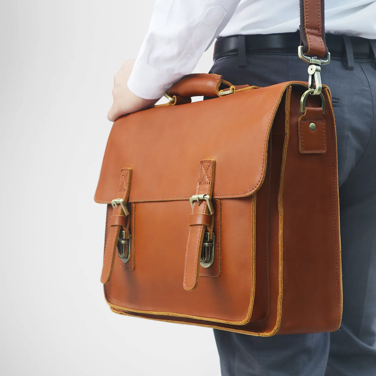 First Layer Cowhide 14 Inch Computer Bag Fashion Business Bag Handsome Leather Briefcase Multi-purpose Design Bag
First Layer Cowhide 14 Inch Computer Bag Fashion Business Bag Handsome Leather Briefcase Multi-purpose Design Bag