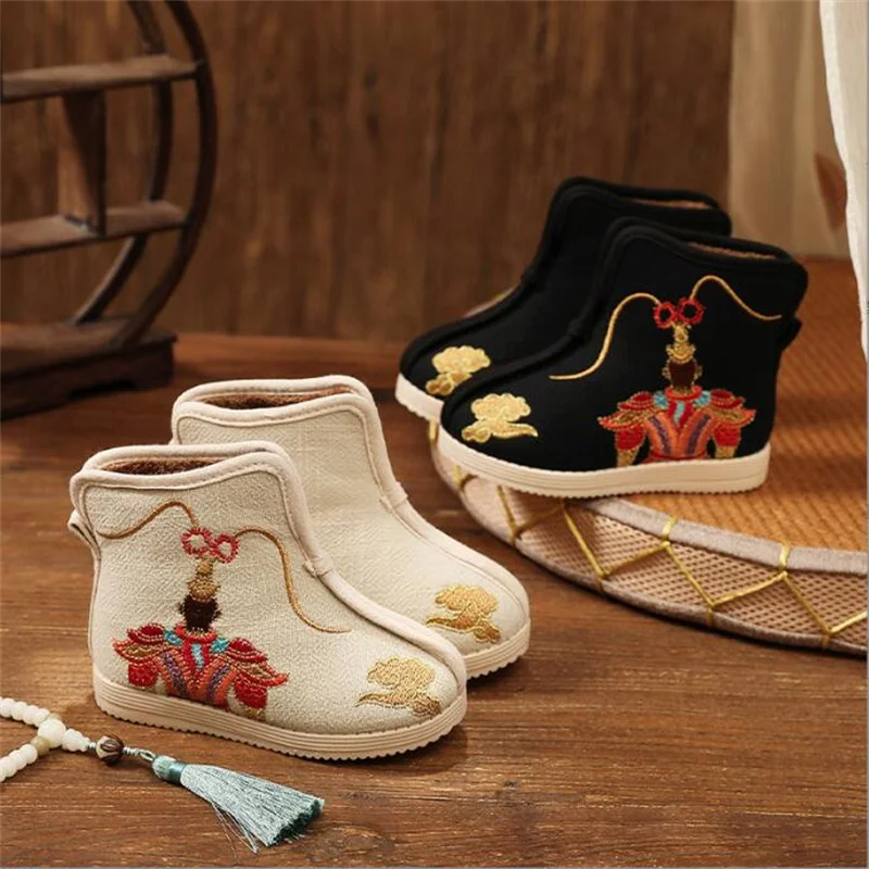2023 Winter plush floral ethnic group Hanfu Boots boy Cartoon Embroidered Chinese Wind Plush Boots Kids Han High top boots
2023 Winter plush floral ethnic group Hanfu Boots boy Cartoon Embroidered Chinese Wind Plush Boots Kids Han High top boots