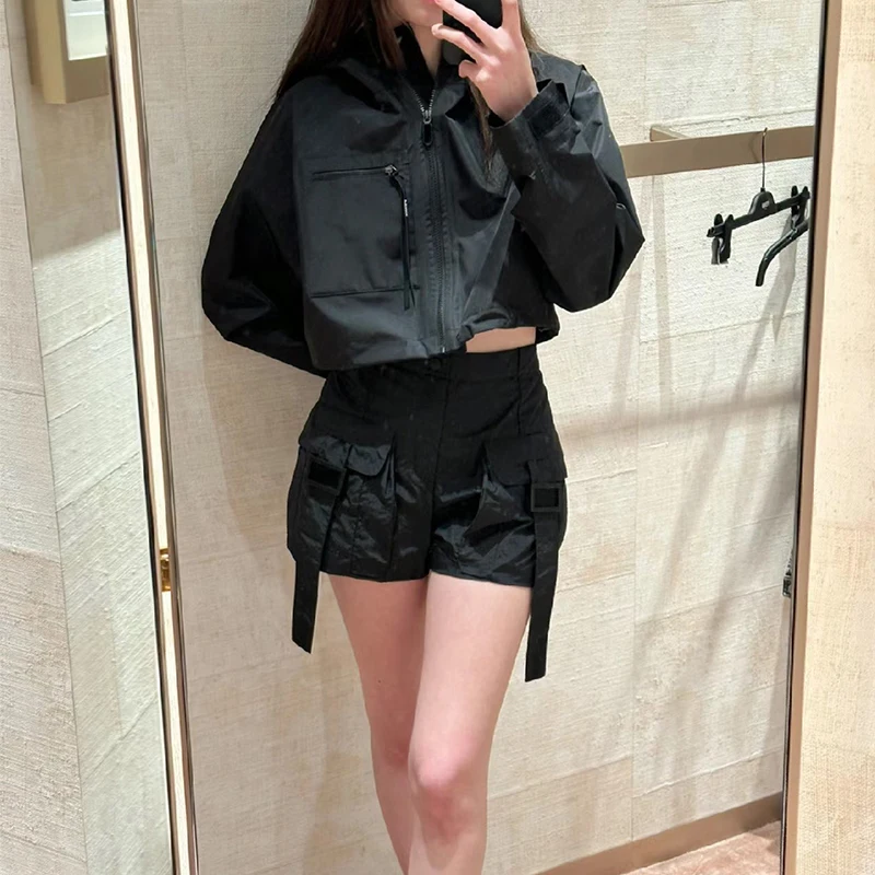2023 SS New Women Vintage Black Shorts Chic Big Pockets Loose Solid Color Cargo Shorts Fashion Casual Elastic High Waist Shorts
2023 SS New Women Vintage Black Shorts Chic Big Pockets Loose Solid Color Cargo Shorts Fashion Casual Elastic High Waist Shorts