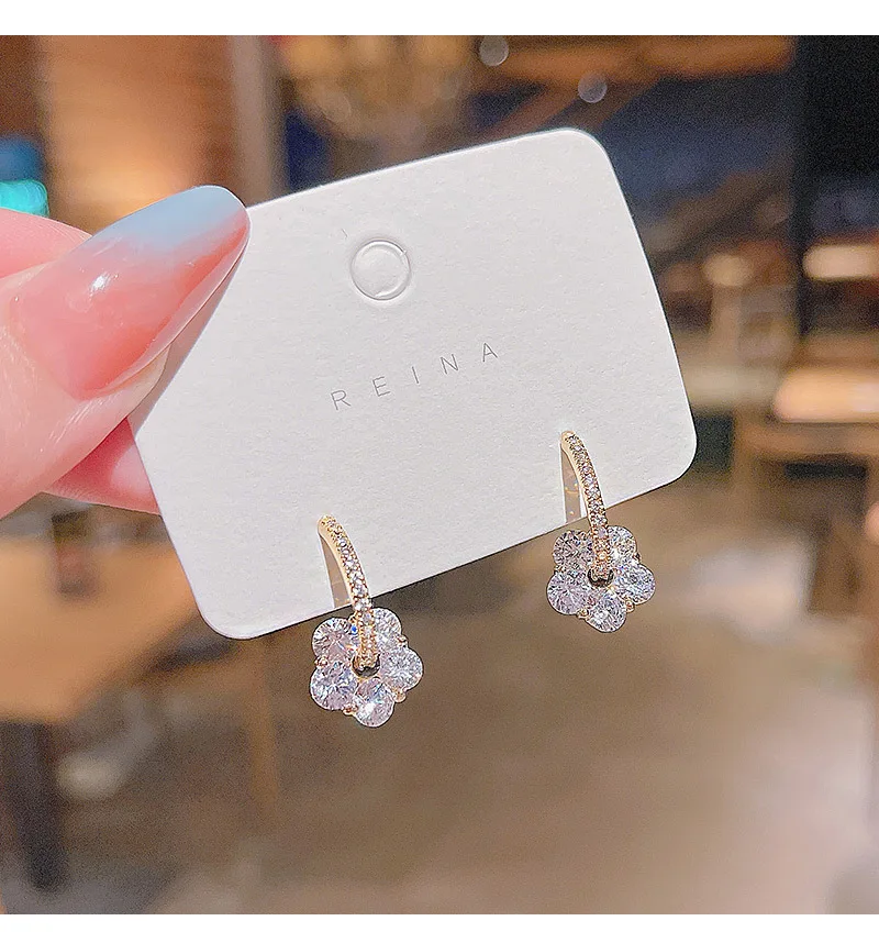 Luxury Flower Earrings Stud Shiny Fashion Aesthetic Crystals Pendant Earring For Women 2022 Hot Korean Jewelry Charm Party Gift 
Luxury Flower Earrings Stud Shiny Fashion Aesthetic Crystals Pendant Earring For Women 2022 Hot Korean Jewelry Charm Party Gift