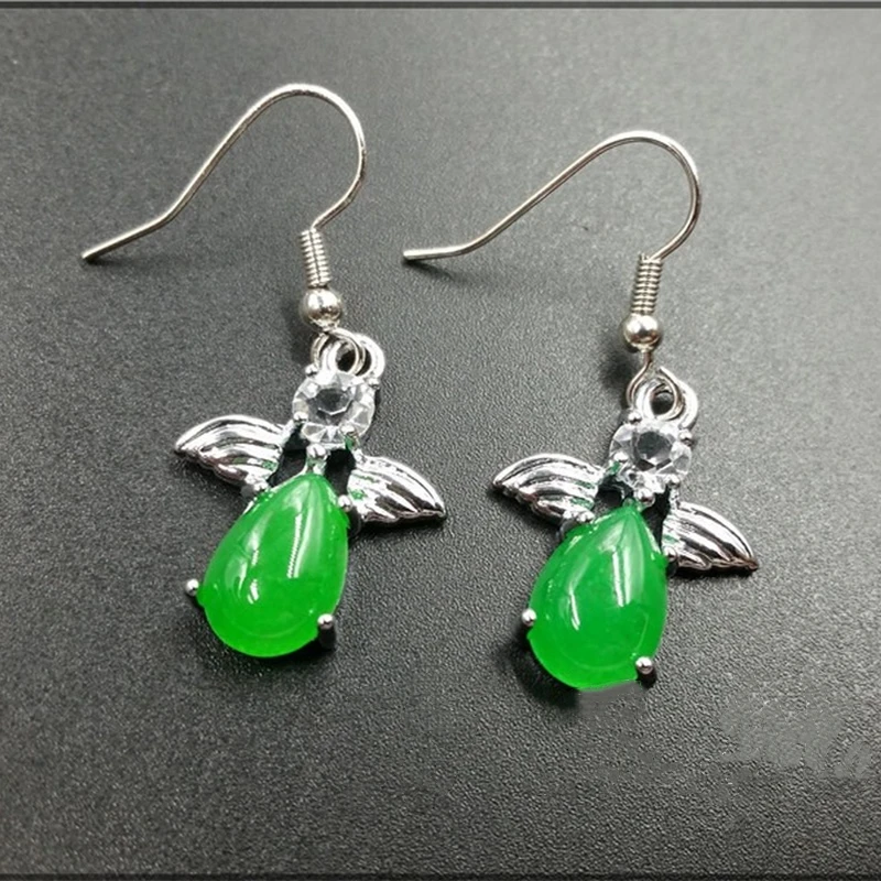 Natural Green Chalcedony Hand-carved Butterfly Earrings Fashion Boutique Jewelry Ladies Earrings and Necklaces Two-piece Set
Natural Green Chalcedony Hand-carved Butterfly Earrings Fashion Boutique Jewelry Ladies Earrings and Necklaces Two-piece Set
