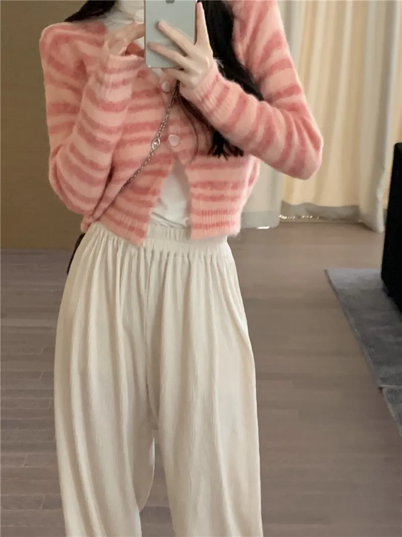 GWW1634 Pure sexy V-neck striped long sleeve sweater cardigan Autumn and winter 2022 new art raw milk sweet knit top 
GWW1634 Pure sexy V-neck striped long sleeve sweater cardigan Autumn and winter 2022 new art raw milk sweet knit top
