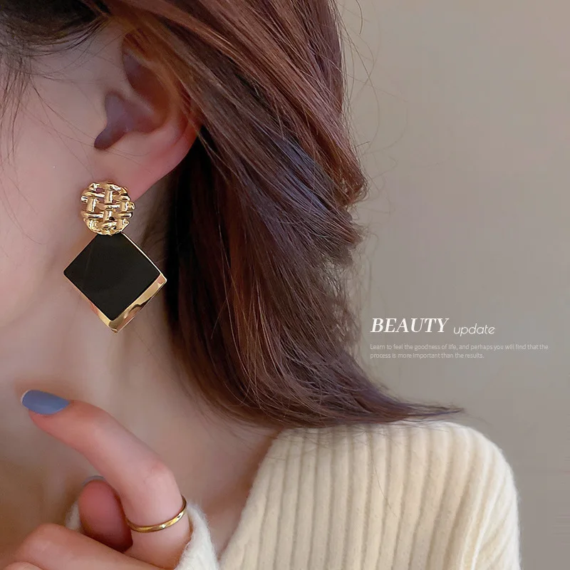 Temperament Gold Black Square Metal Earrings for Women Girls 2023 Korean Fashion Top Grade Earrings Trendy Party Jewelry Gift
Temperament Gold Black Square Metal Earrings for Women Girls 2023 Korean Fashion Top Grade Earrings Trendy Party Jewelry Gift