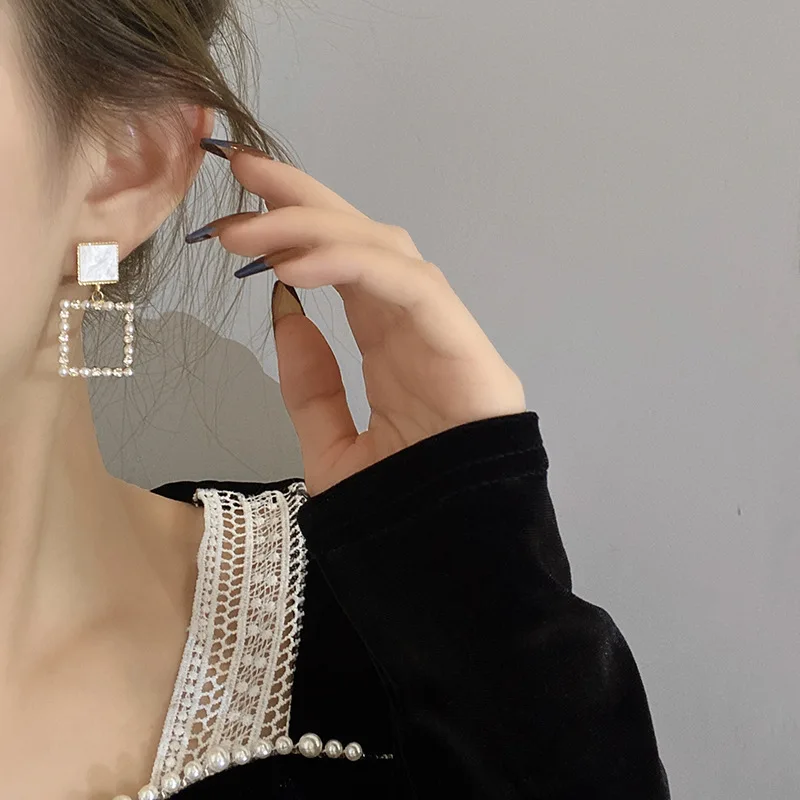 2022 New Geometry Square Pearl Dangle Earrings S925 Silvers Metal Simple Earrings Exquisite Jewellery for Women Wholesale
2022 New Geometry Square Pearl Dangle Earrings S925 Silvers Metal Simple Earrings Exquisite Jewellery for Women Wholesale