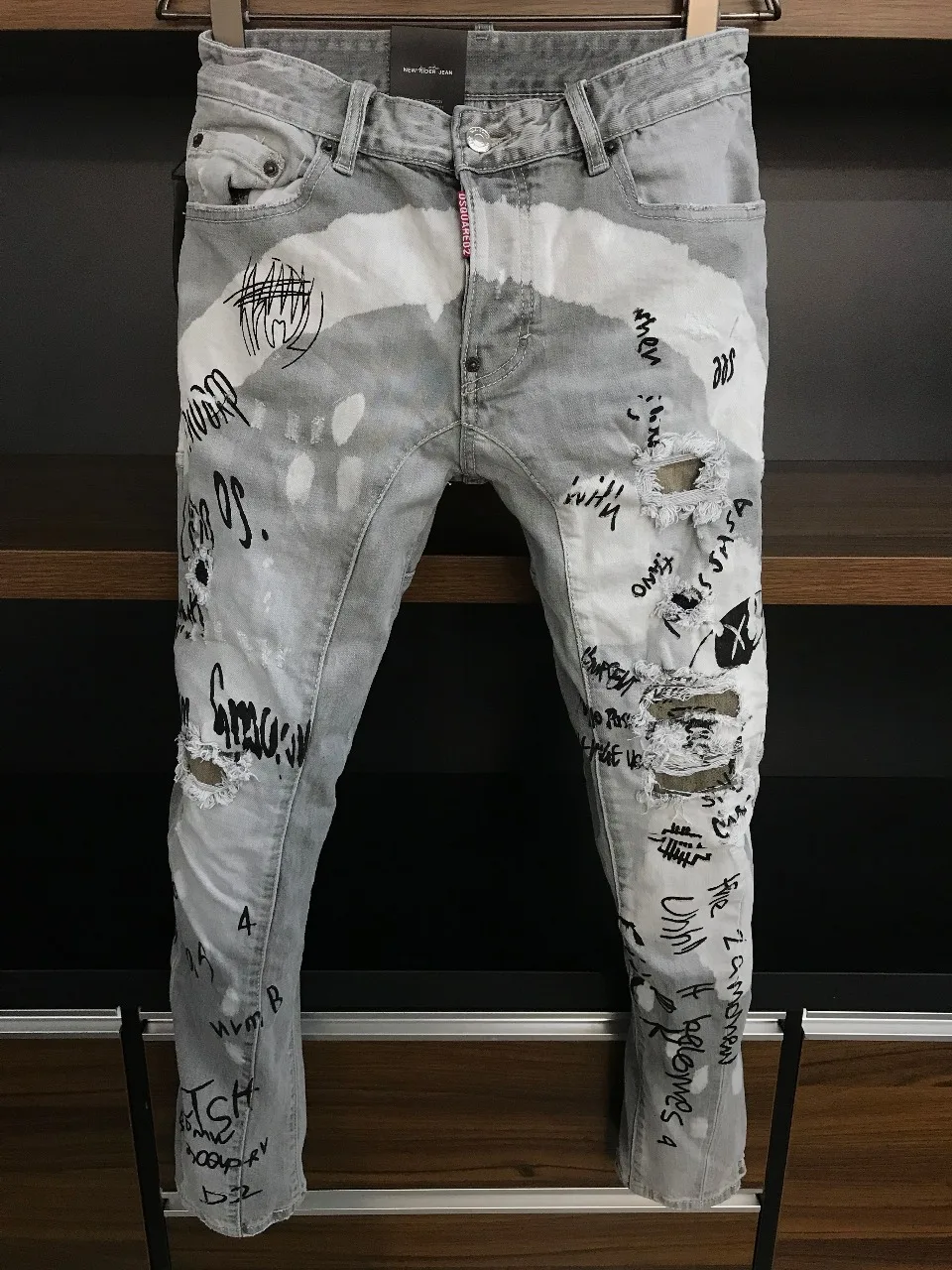 2022 Hot Jeans D2 Slim Feet Casual Wash Light Gray full-stripe graffiti print micro bullet A339
2022 Hot Jeans D2 Slim Feet Casual Wash Light Gray full-stripe graffiti print micro bullet A339