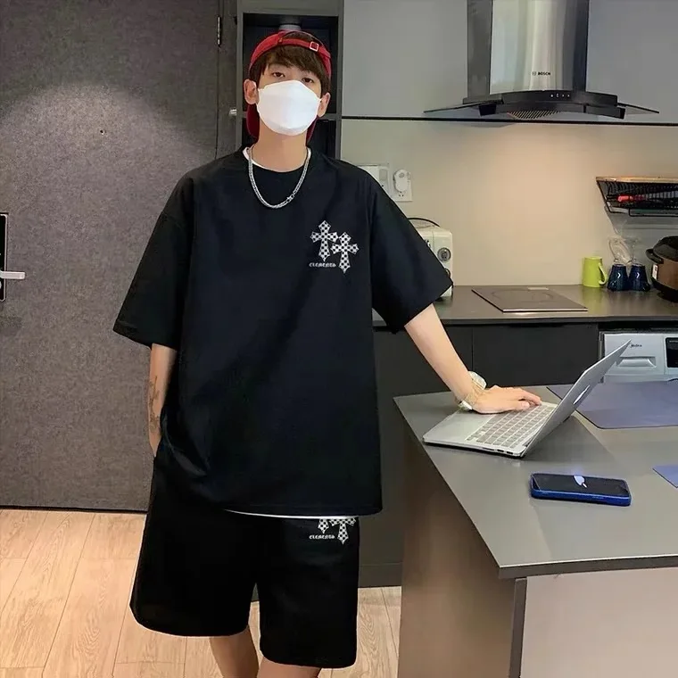 Summer t-shirt suit men's trendy brand casual sports short-sleeved shorts two-piece set trendy men with a set of clothes handsom
Summer t-shirt suit men's trendy brand casual sports short-sleeved shorts two-piece set trendy men with a set of clothes handsom
