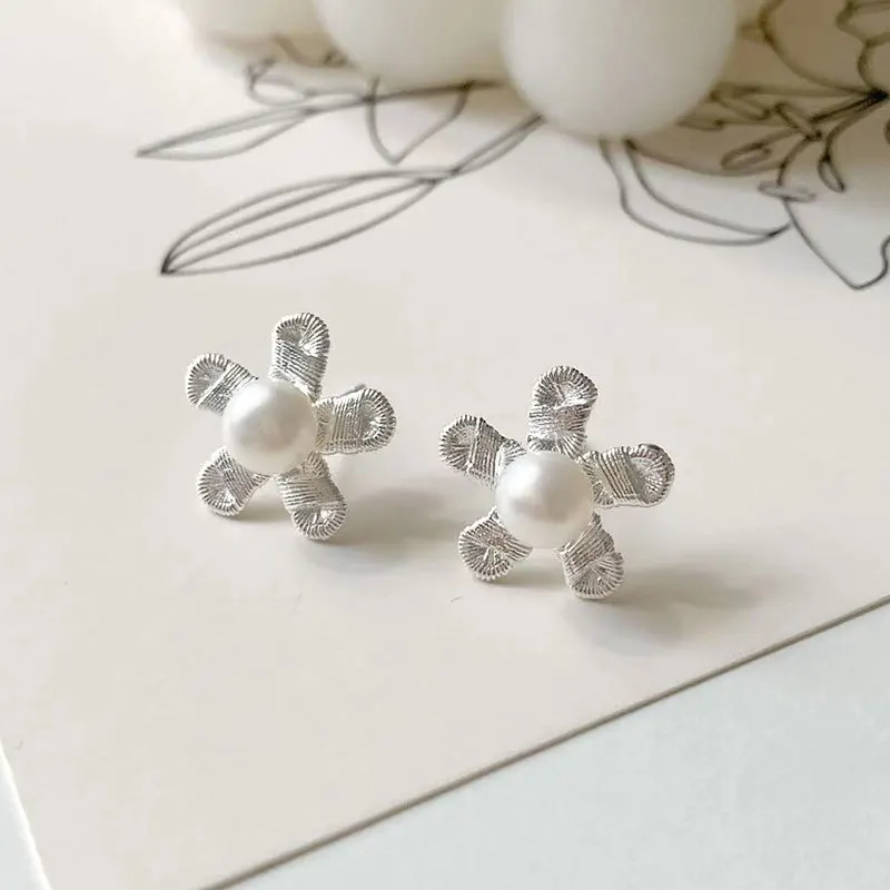 Изысканные серьги из серебра S925 пробы в полоску с маленькими искусственными камнями в Корейском стиле из серии Sen
Изысканные серьги из серебра S925 пробы в полоску с маленькими искусственными камнями в Корейском стиле из серии Sen