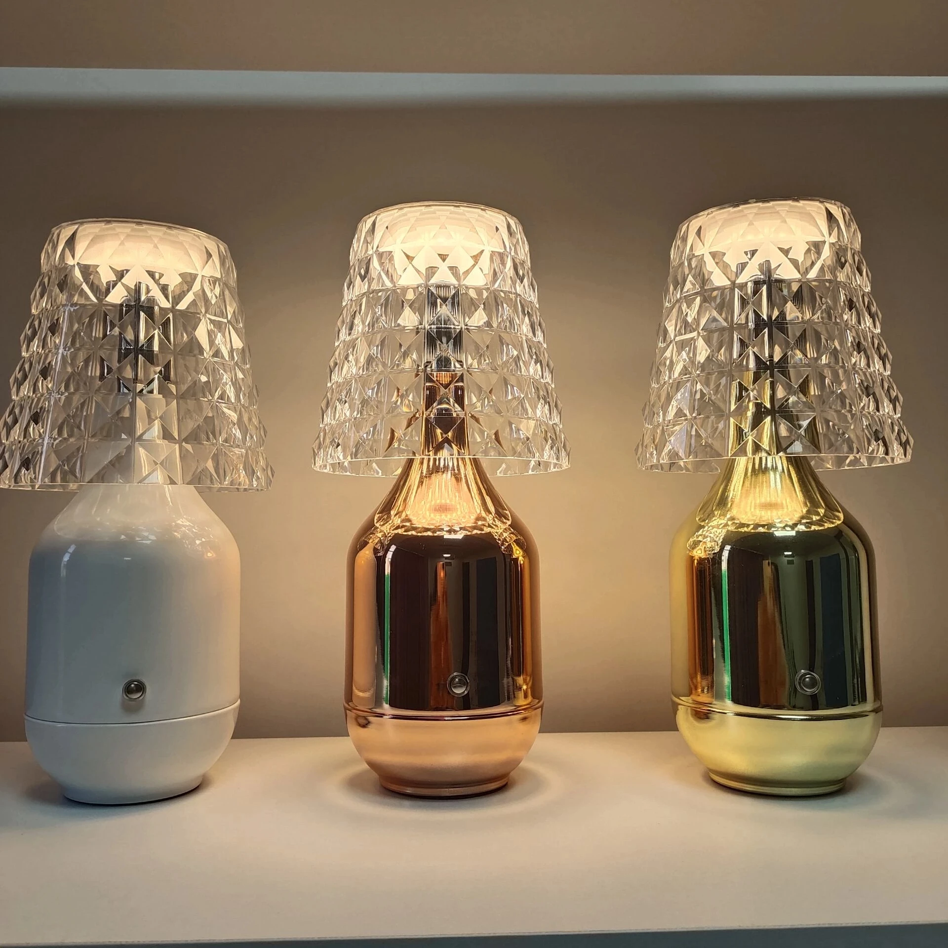 Nordic Luxury Table Lamp Italy famous New design USB Charging living room hotel bedside Restaurant modern style
Nordic Luxury Table Lamp Italy famous New design USB Charging living room hotel bedside Restaurant modern style