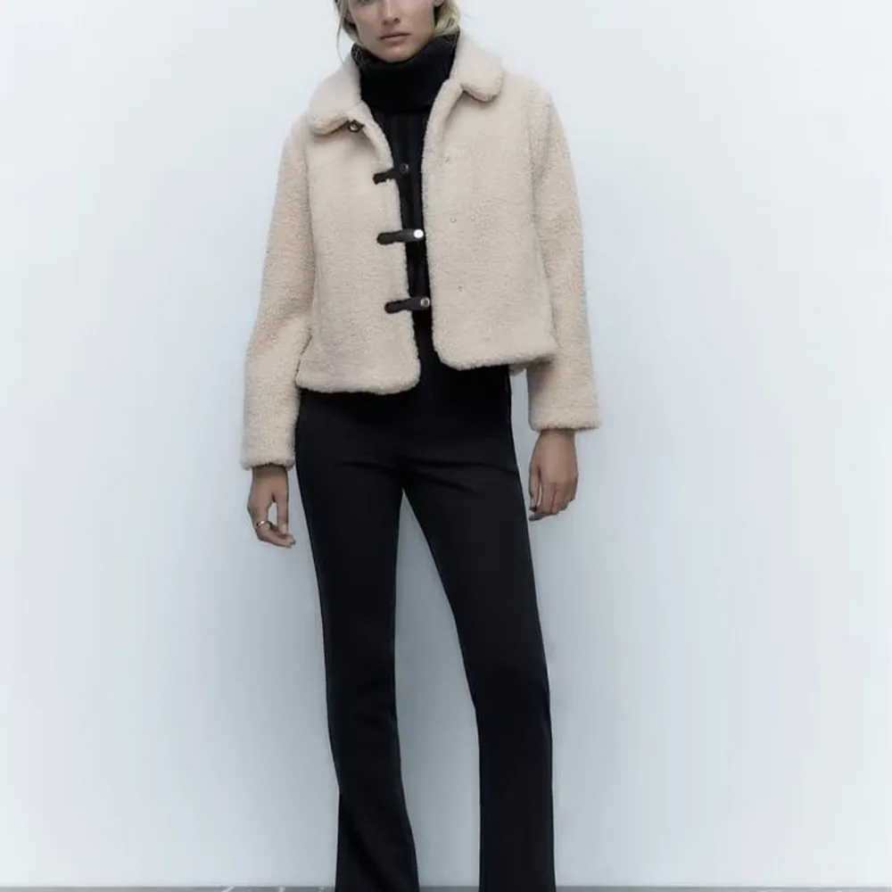 BER&OYS&ZA fall/winter 2022 women's wear vintage lapels fashion buttonholes grab fleece short jacket temperament versatile coat
BER&OYS&ZA fall/winter 2022 women's wear vintage lapels fashion buttonholes grab fleece short jacket temperament versatile coat