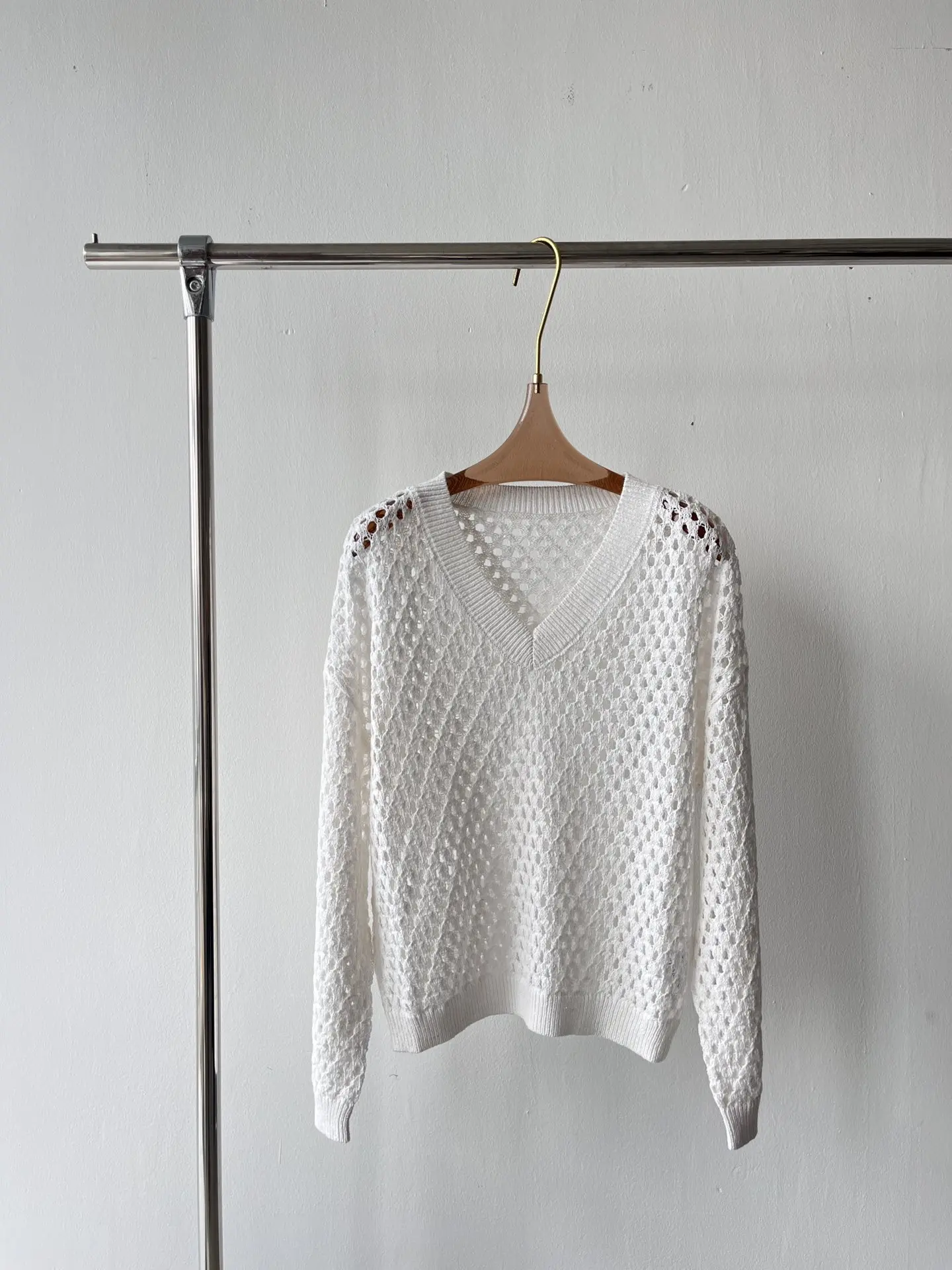 2023 Spring and summer new silk linen V-neck hollowed out top color foreign style, temperament, skin white 
2023 Spring and summer new silk linen V-neck hollowed out top color foreign style, temperament, skin white