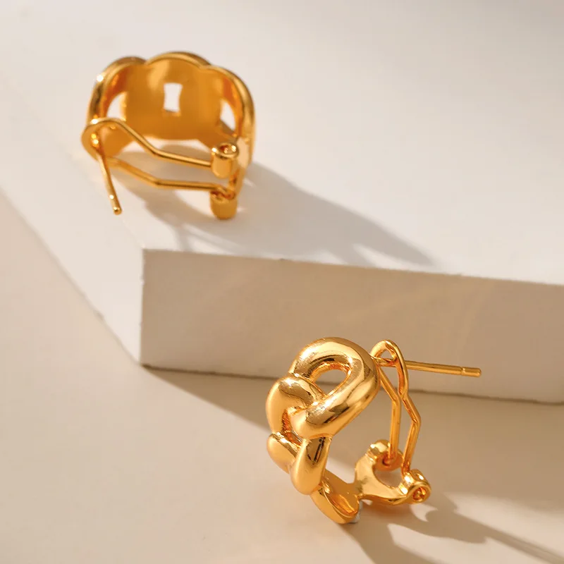 Cool Elegant Hollow Chain Fried Dough Twists Design 18K Gold Plated Earrings Fashion CC Shaped Metal Link Chain Ear Ring
Cool Elegant Hollow Chain Fried Dough Twists Design 18K Gold Plated Earrings Fashion CC Shaped Metal Link Chain Ear Ring
