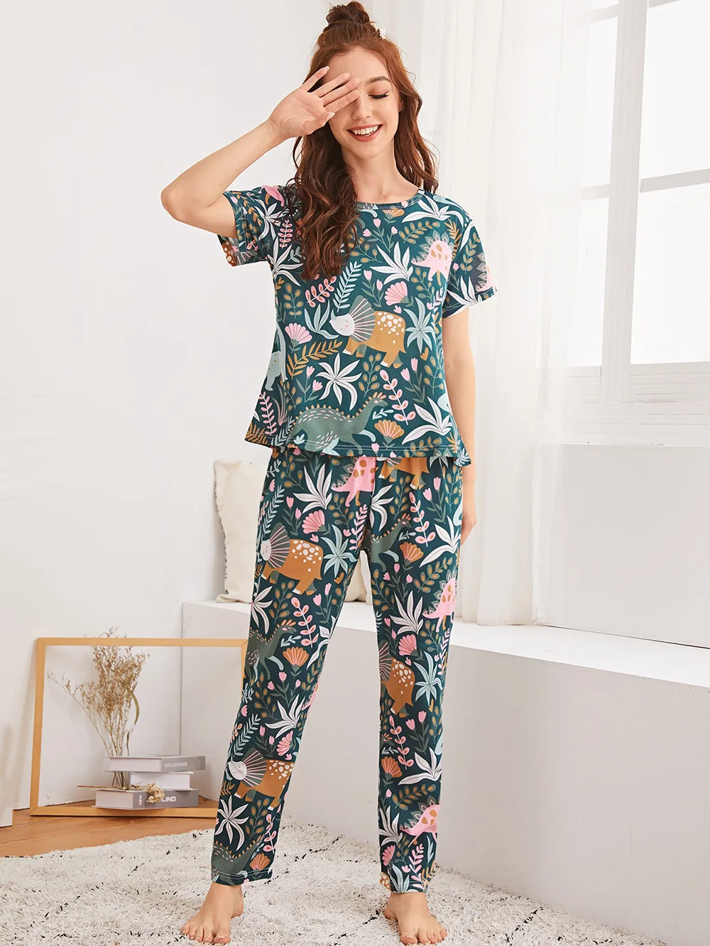 

Women Pajamas Allover Leaf Print Piping Trim PJ Set Comfortable Loose Homewear Sleepwaear Short Sleeve and Pants Nightwear