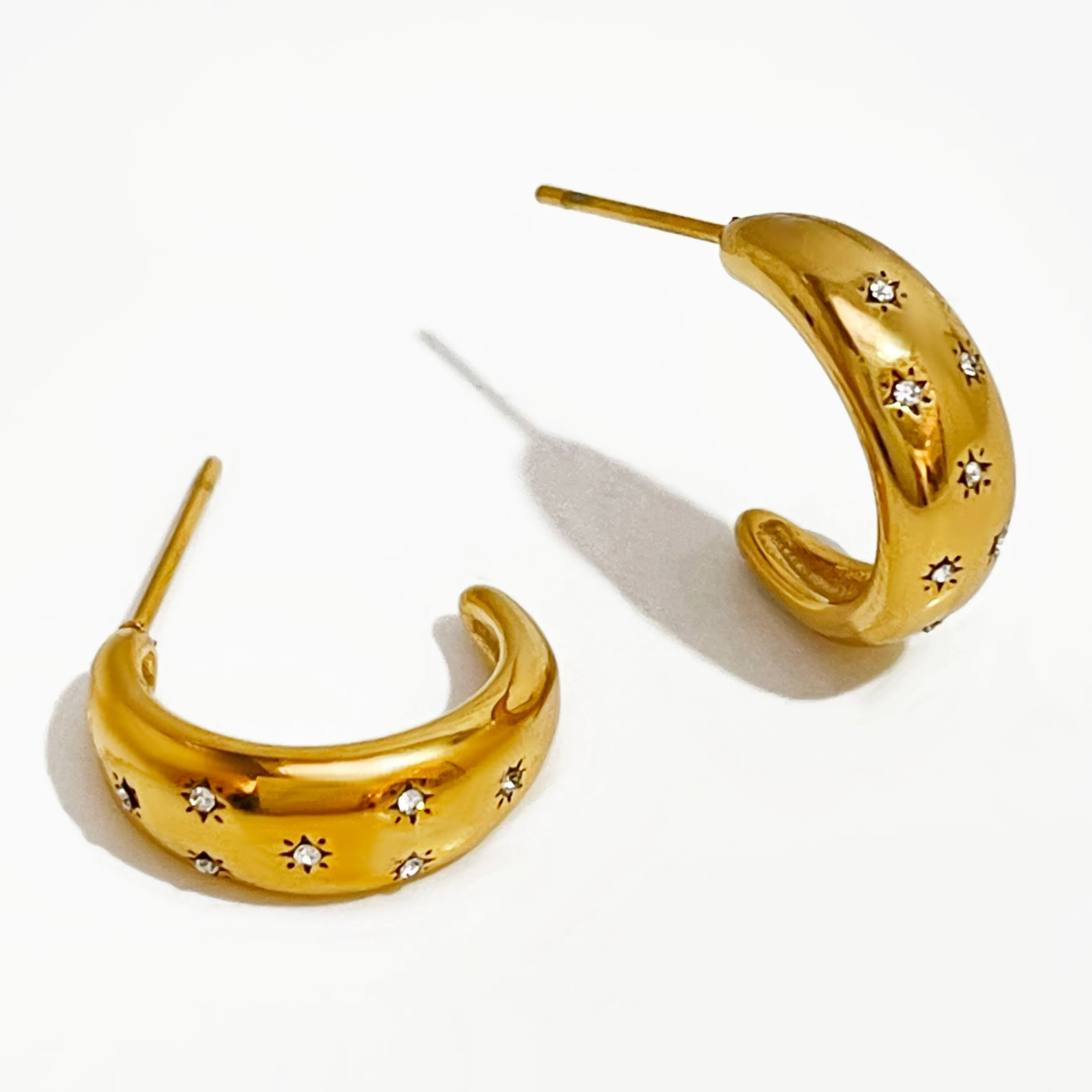 Женские позолоченные серьги-кольца Peri'sbox из титановой стали 18K Pvd с фианитами
Женские позолоченные серьги-кольца Peri'sbox из титановой стали 18K Pvd с фианитами