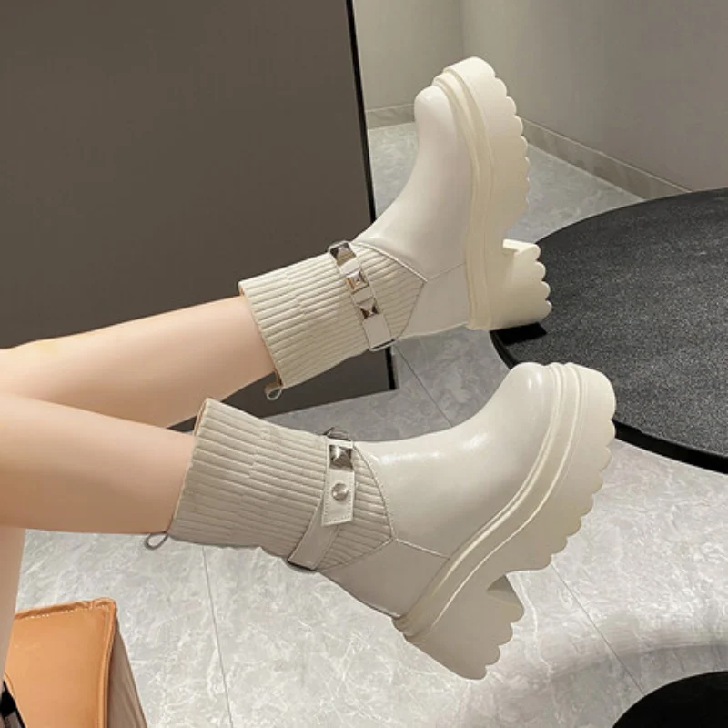 Ботинки женские короткие в британском стиле из искусственной кожи на толстой подошве
Ботинки женские короткие в британском стиле из искусственной кожи на толстой подошве