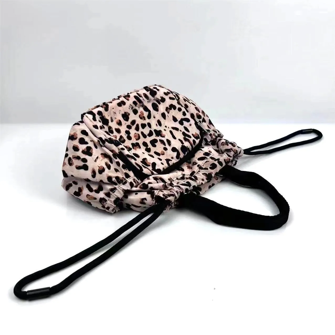 2023 nuevo bolso de mujer bolso de moda bolso de conveniencia de doble uso con aislamiento térmico bolsa tote estampada en leopa
2023 nuevo bolso de mujer bolso de moda bolso de conveniencia de doble uso con aislamiento térmico bolsa tote estampada en leopa