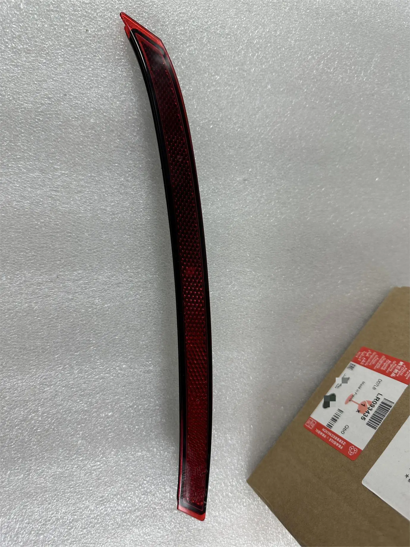 Land Rover rear car reflector rear bar lamp is applicable to Land Rover Starpulse LR093436 LR093435
Land Rover rear car reflector rear bar lamp is applicable to Land Rover Starpulse LR093436 LR093435