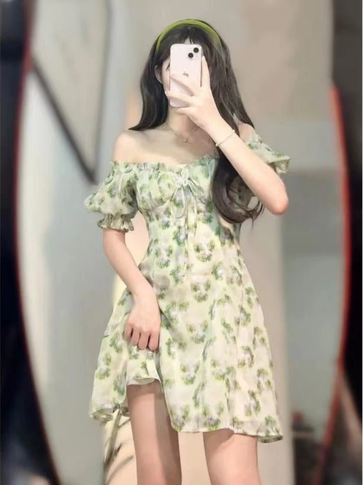 Мини-платье женское летнее с цветочным принтом, коротким рукавом и кулиской 
Мини-платье женское летнее с цветочным принтом, коротким рукавом и кулиской