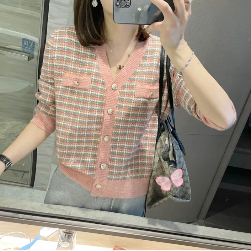 2022 Spring And Autumn New Style Sweater Cardigan Korean Contrast Color Plaid V-Neck Women's Retro Knitted Coat Female Outwear 
2022 Spring And Autumn New Style Sweater Cardigan Korean Contrast Color Plaid V-Neck Women's Retro Knitted Coat Female Outwear