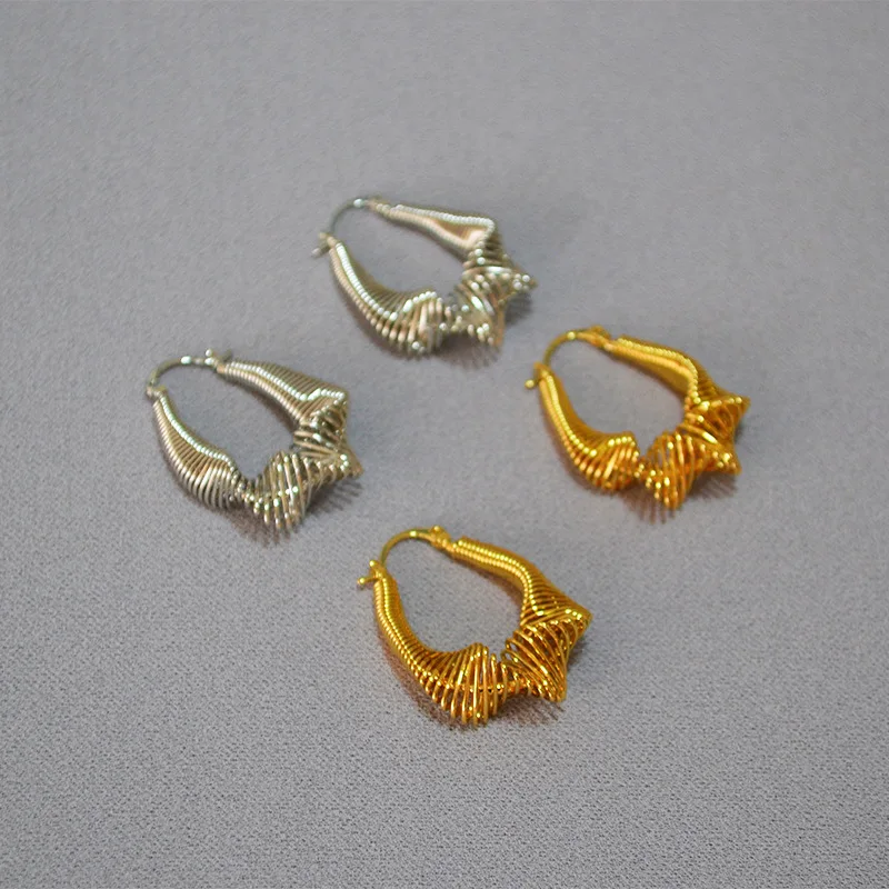 European and American popular retro cool wind fashion tornado niche design temperament earrings earrings women
European and American popular retro cool wind fashion tornado niche design temperament earrings earrings women