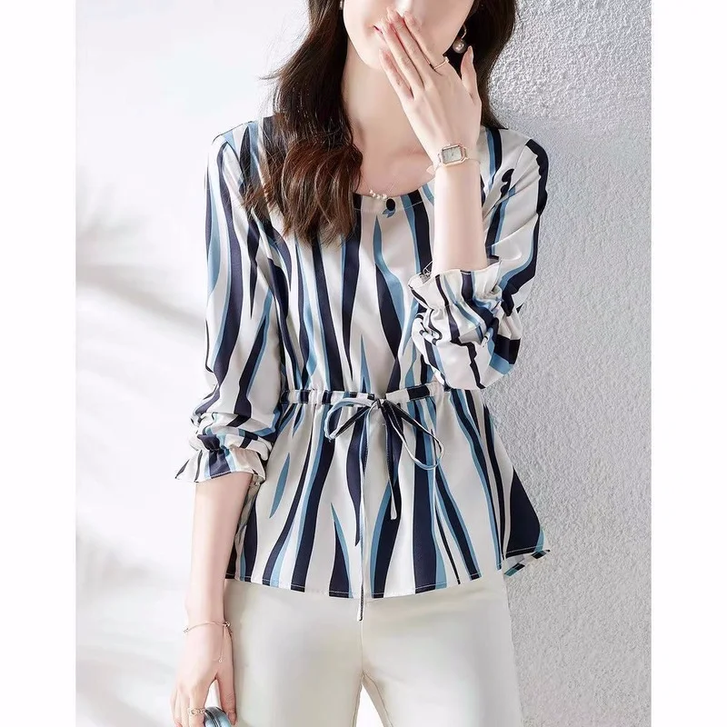 Blouse female 2022 Spring New Circle O Neck temperament versatile and comfortable thin printed commuting popular blouse female
Blouse female 2022 Spring New Circle O Neck temperament versatile and comfortable thin printed commuting popular blouse female