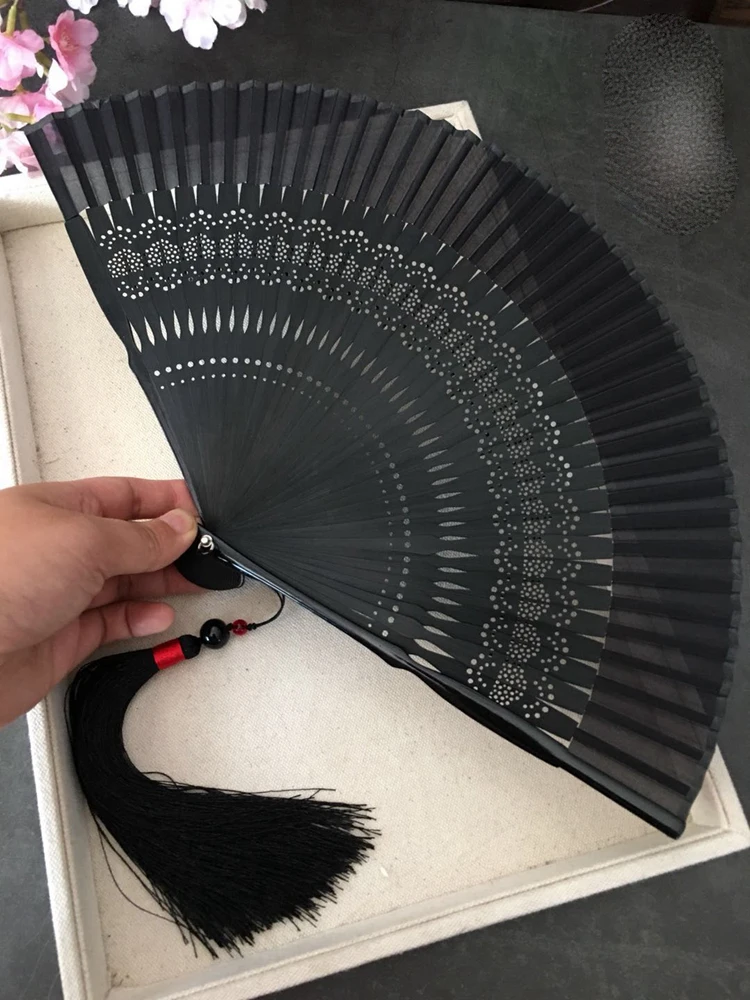 Japanese solid color bamboo fan Openwork summer men's and women's hand fans Dance decoration craft gift folding fan
Japanese solid color bamboo fan Openwork summer men's and women's hand fans Dance decoration craft gift folding fan