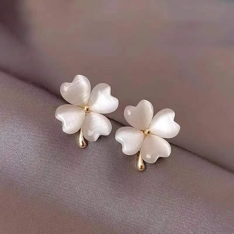 925 Sterling Silver Fashion Clover Luxury Opal Stud Earrings Women's Silver Needle Ear Jewelry Wedding Gift
925 Sterling Silver Fashion Clover Luxury Opal Stud Earrings Women's Silver Needle Ear Jewelry Wedding Gift