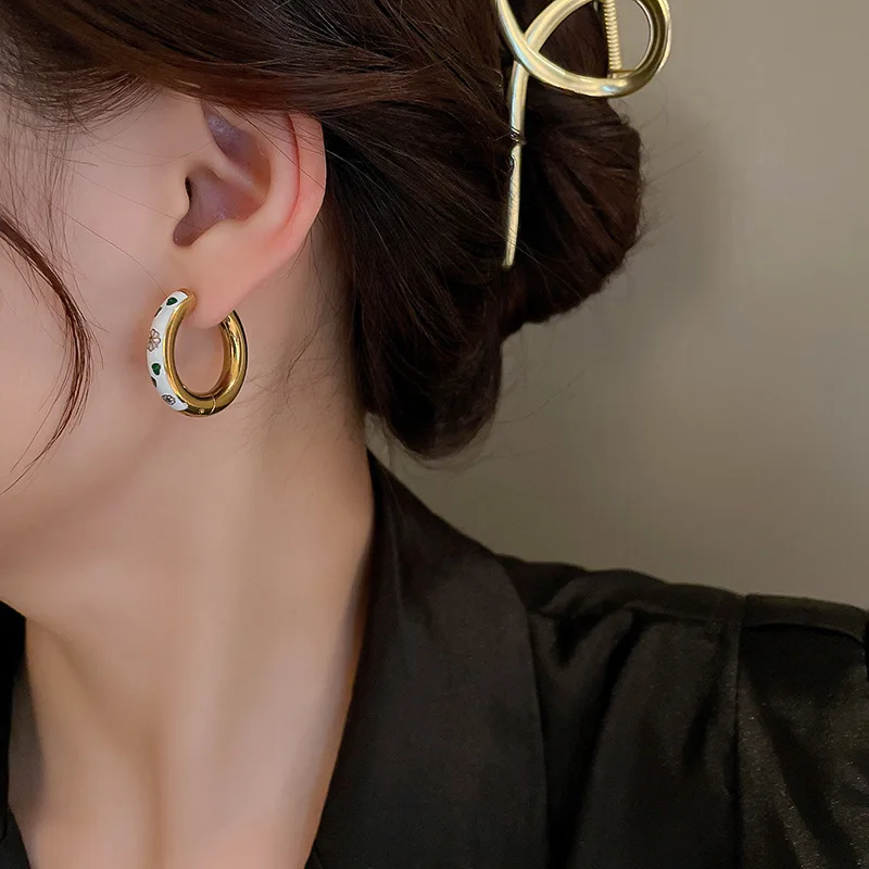 European and American retro drip oil pattern circle titanium steel ear buckle fashion personality unique design earrings
European and American retro drip oil pattern circle titanium steel ear buckle fashion personality unique design earrings