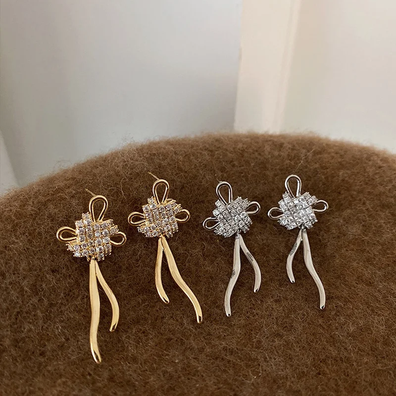 LOVOACC Vintage Shiny CZ Zircon Chinese Knot Long Tassel Earring Gold Silver Color Metal Knotted Dangle Earrings for Women Gift
LOVOACC Vintage Shiny CZ Zircon Chinese Knot Long Tassel Earring Gold Silver Color Metal Knotted Dangle Earrings for Women Gift