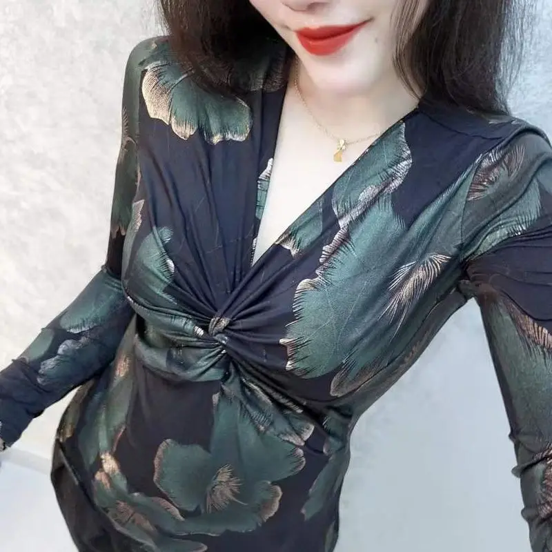 2023 New Spring and Summer New Women's with Bow Slimming Tops Printing T-shirt Sexy Short V-collar Tops Female Pullovers T152
2023 New Spring and Summer New Women's with Bow Slimming Tops Printing T-shirt Sexy Short V-collar Tops Female Pullovers T152