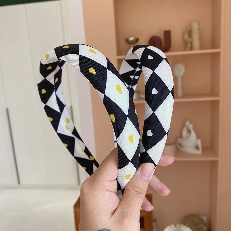 Colorful love checkerboard headband Korean women's fabric wide-brimmed headhoop 2022 new autumn and winter hair accessories
Colorful love checkerboard headband Korean women's fabric wide-brimmed headhoop 2022 new autumn and winter hair accessories