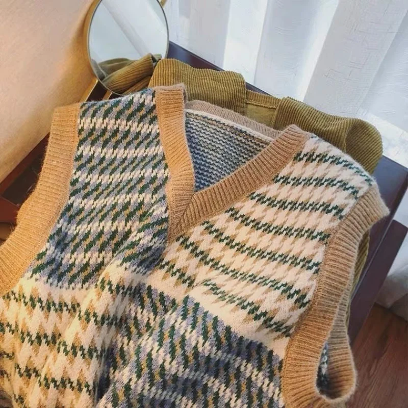 Vintage diamond plaid sweater vest spring and autumn style 2023 women loose outer V-neck contrast knit vest pullover female
Vintage diamond plaid sweater vest spring and autumn style 2023 women loose outer V-neck contrast knit vest pullover female